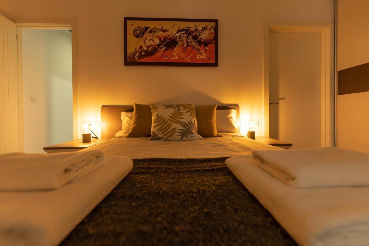 Cormelana Plaza Apartment A Coruna Bagian luar foto