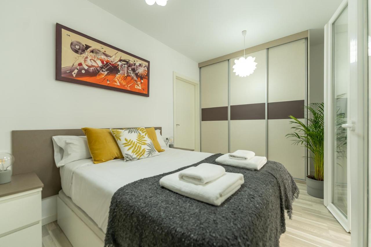 Cormelana Plaza Apartment A Coruna Bagian luar foto